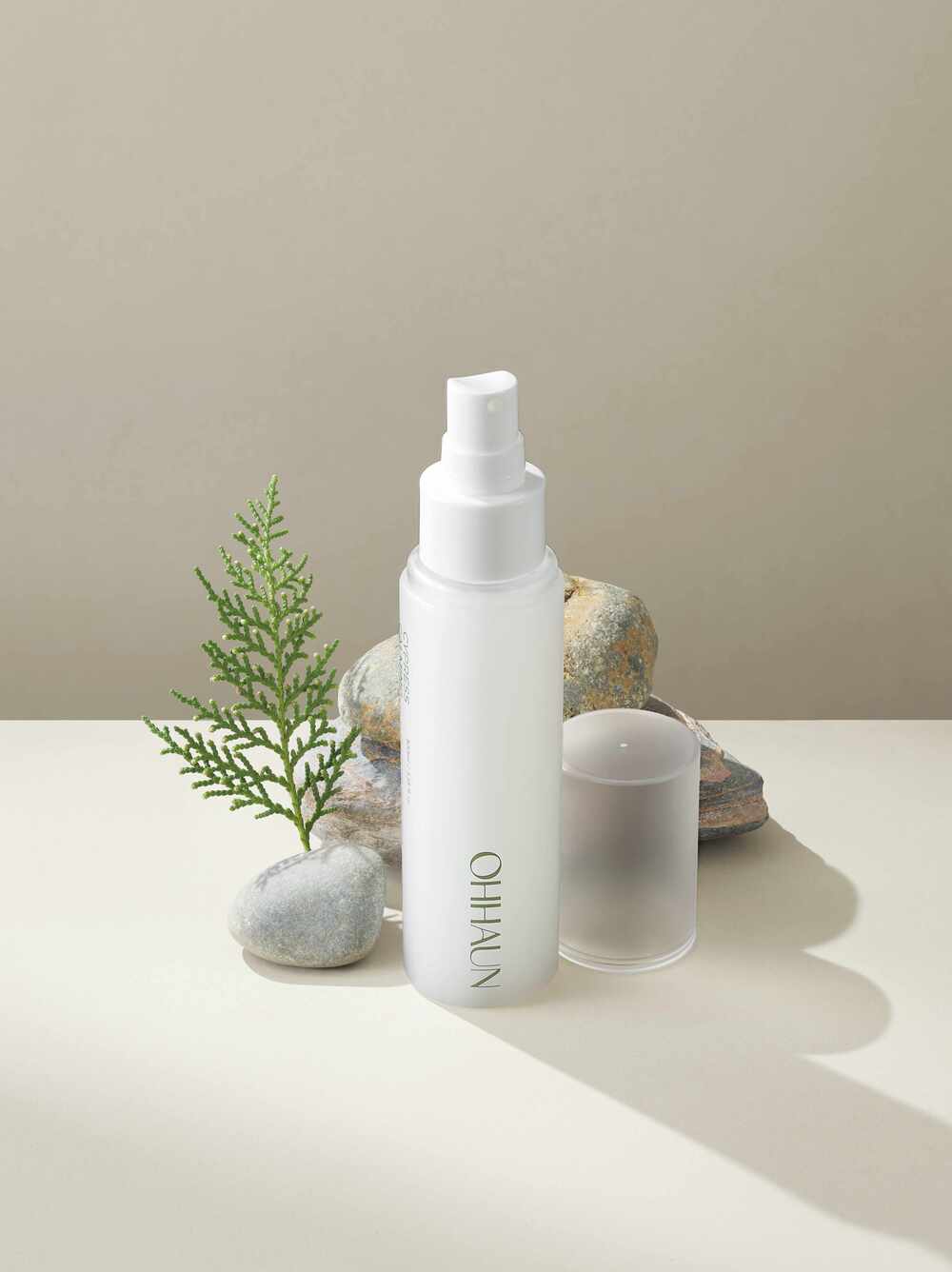 Sử Dụng Đạo Cụ: 7 Vật Dụng Đơn Giản Biến Ảnh Packshot Thành Concept Nghệ Thuật